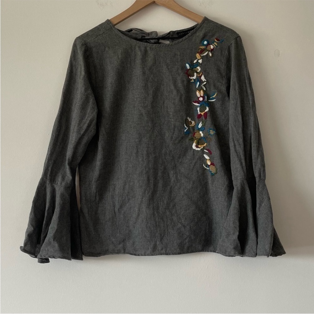Grace‎ Elements bell sleeve embroidered top. Size Medium